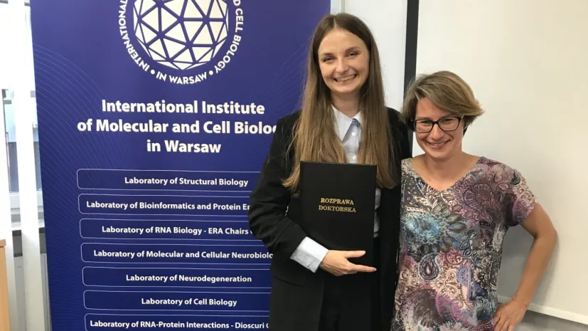 Fot. MIBMiK, Gabriela Żurawska (z lewej) oraz Katarzyna Mleczko-Sanecka, autorki artykułu naukowego w American Journal of Hematology.