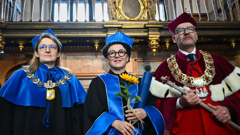 18.03.2024. Laureatka Literackiej Nagrody Nobla Olga Tokarczuk (C), rektor Uniwersytetu Gdańskiego prof. dr hab. Piotr Stepnowski (L) i dziekan wydziału filologicznego UG prof. Urszula Patocka-Sigłowy (L) podczas uroczystego nadania Oldze Tokarczuk tytułu doktora honoris causa uczelni w Dworze Artusa w Gdańsku. PAP/Adam Warżawa