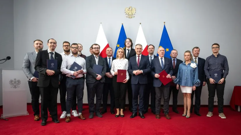 02.04.2024. Wicepremier, minister cyfryzacji Krzysztof Gawkowski (C) i prof. dr hab. inż. Tomasz Topoliński (C-2P) wraz z zespołem podczas spotkania, 2 bm. w Urzędzie Wojewódzkim w Bydgoszczy. Minister Krzysztof Gawkowski wręczył wyróżnienia zespołowi prof. Tomasza Topolińskiego za pracę przy projekcie i budowie pierwszego polskiego respiratora CoViVentilUCM02.  PAP/Tytus Żmijewski