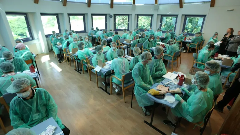 Zielona Góra, 25.05.2024. Mistrzostwa Polski w Szyciu Chirurgicznym Studentów Medycyny wraz z Ogólnopolskim Forum Kół Naukowych w Zielonej Górze, 25 bm. Zwycięska drużyna otrzyma tytuł mistrzowski w szyciu chirurgicznym oraz trofeum- statuetkę Bachusika.  PAP/Lech Muszyński