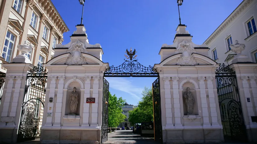 Warszawa, 12.05.2021. Brama Główna Uniwersytetu Warszawskiego przy ul. Krakowskie Przedmieście w Warszawie. PAP/Albert Zawada