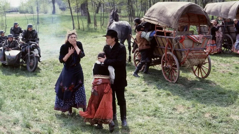 Polska 1988. Aktorzy, m.in. Didi Ramati jako Wala Mirga i Horst Buchholz jako Dymitr Mirga podczas zdjęć do polsko-amerykańskiego dramatu wojennego w reż. Alexandra Ramatiego pt. &quot;I skrzypce przestały grać&quot;. PAP/Afa Pixx/Krzysztof Wellman