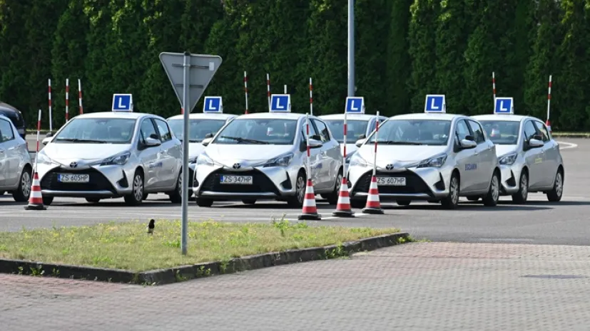 Puste auta na placu egzaminacyjnym w WORD w Szczecinie (aldg) PAP/Marcin Bielecki