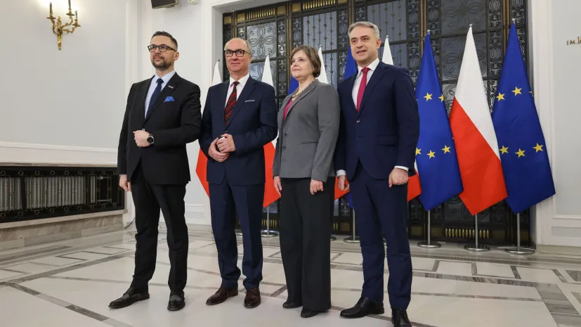 , 14.01.2025. Wicemarszałek Sejmu i współprzewodniczący Nowej Lewicy Włodzimierz Czarzasty (2L), wicepremier i minister cyfryzacji Krzysztof Gawkowski (P), poseł Lewicy Marcin Kulasek (L) i zastępca szefa Kancelarii Senatu Rzeczypospolitej Polskiej Karolina Zioło-Pużuk (P) podczas konferencji prasowej w sprawie ogłoszenia nowego kierownictwa w Ministerstwie Nauki i Szkolnictwa Wyższego, 14 bm. w Sejmie w Warszawie. Poseł Kulasek został zarekomendowany przez Lewicę na stanowisko nowego ministra nauki i szkolnictwa wyższego, a na jego zastępczynię Karolinę Zioło-Pużuk. (sko) PAP/Albert Zawada