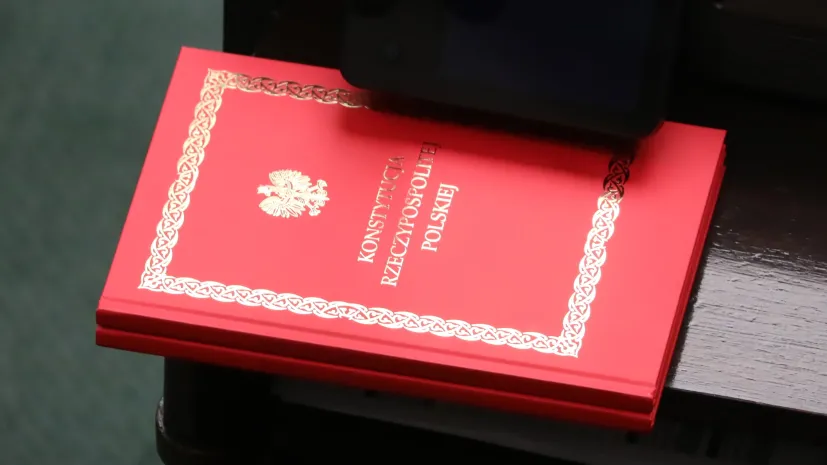 Wydanie Konstytucji RP na jednej z ław poselskich podczas posiedzenia Sejmu w Warszawie  (amb) PAP/Tomasz Gzell