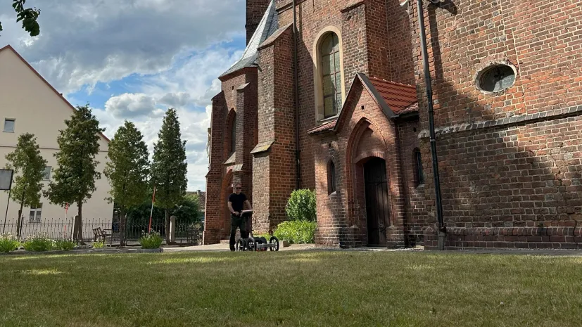 Pomiary georadarowe na zewnątrz gotyckiego kościoła pw. św. Jakuba (fot. Renata Faron -  Bartles).
