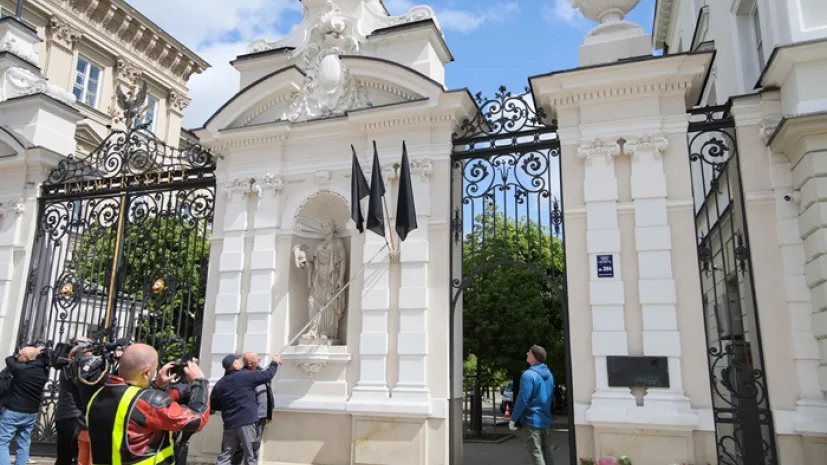 Czarne flagi wieszane na bramie Kampusu Głównego Uniwersytetu Warszawskiego w Warszawie. (rg/mgut) PAP/Rafał Guz