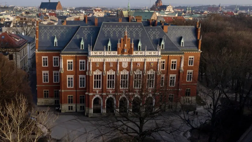 25.02.2021. Collegium Novum Uniwersytetu Jagiellońskiego przy ulicy Gołębiej w Krakowie, 25 bm. Główny budynek Uniwersytetu Jagiellońskiego został oddany do użytku w 1887 roku. (olm) PAP/Łukasz Gągulski