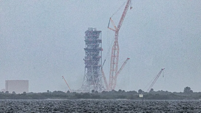 USA, 06.06.2025. Centrum Kosmiczne Kennedy&quot;ego (Kennedy Space Center, KSC) na przylądku Canaveral (USA), 5 bm. Widok z brzegu Indian River. Z KSC rakieta Falcon 9 wyniesie na Międzynarodową Stację Kosmiczną kapsułę Dragon z załogą misji Ax-4, której członkiem jest Polak Sławosz Uznański-Wiśniewski. Start jest zaplanowany na 10 czerwca. (aldg) PAP/Leszek Szymański