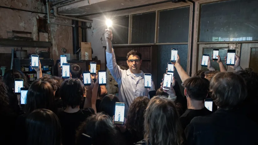 Odkryto nowy typ związków z glinem, które świecą. Związki tego typu mają potencjalne zastosowanie w elektronice optycznej, np. w OLED-ach dzięki osiągnięciu maksymalnej wydajności kwantowej. Fot. Grzegorz Krzyżewski
