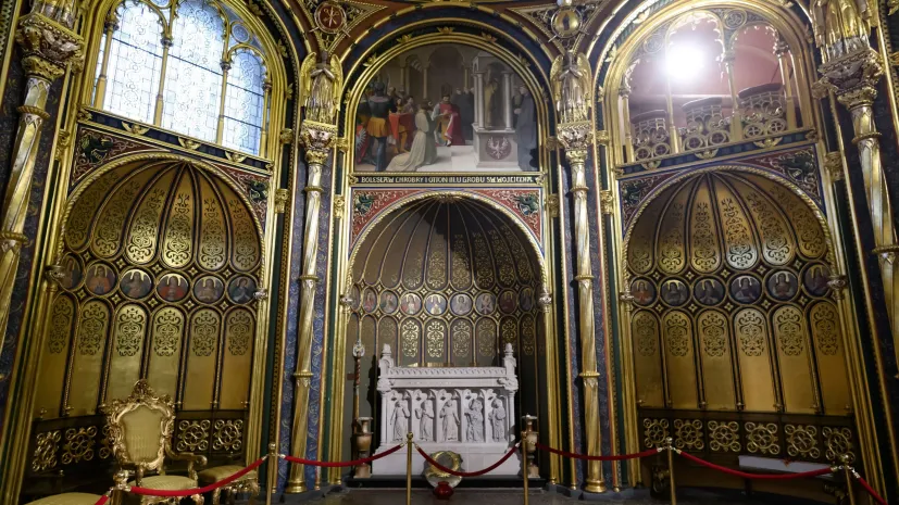 14.04.2021. Złota Kaplica z grobowcem Mieszka Pierwszego i Bolesława Chrobrego w bazylice archikatedralnej Św. Apostołów Piotra i Pawła na Ostrowie Tumskim w Poznaniu. PAP/Jakub Kaczmarczyk