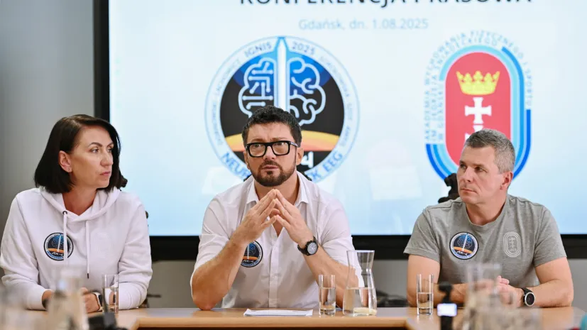 Gdańsk, 01.08.2025. Prof. Inna Sokołowska (L), prof. Marcin Dornowski (C), dr Tomasz Szot (P) na konferencji prasowej na terenie Akademii Wychowania Fizycznego i Sportu w Gdańsku, 1 bm. Konferencja dot. podsumowania zakończonej misji kosmicznej IGNIS, w ramach której zrealizowany został jeden z eksperymentów badawczych — projekt NEUROFEEDBACK EEG. PAP/Marcin Gadomski
