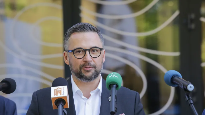 24.09.2025. Minister nauki i szkolnictwa wyższego Marcin Kulasek podczas briefingu prasowego w związku z otwarciem Domu Studenta nr 10 Uniwersytetu Warmińsko-Mazurskiego w Olsztynie, 24 bm. Remont akademika kosztował blisko 28 mln zł. Jest w nim 130 jednoosobowych pokoi (sko) PAP/Tomasz Waszczuk