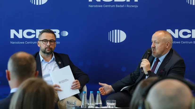 25.09.2025. Minister nauki i szkolnictwa wyższego Marcin Kulasek (L) i dyrektor NCBR Jerzy Małachowski (P) na konferencji prasowej dot. startu projektów uczelni wyłonionych w naborze „Efektywne zarządzanie uczelnią w celu minimalizowania zjawiska drop-outu”, w Warszawie, 25 bm. (ad) PAP/Paweł Supernak