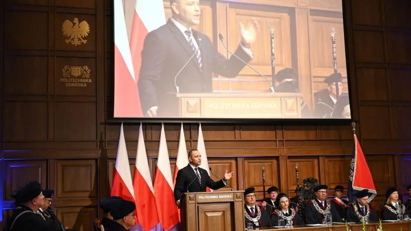 Gdańsk, 01.10.2025. Prezydent Rzeczypospolitej Polskiej Karol Nawrocki (C) przemawia na inauguracji roku akademickiego 2025/2026 Politechniki Gdańskiej, 1 bm. (amb) PAP/Adam Warżawa
