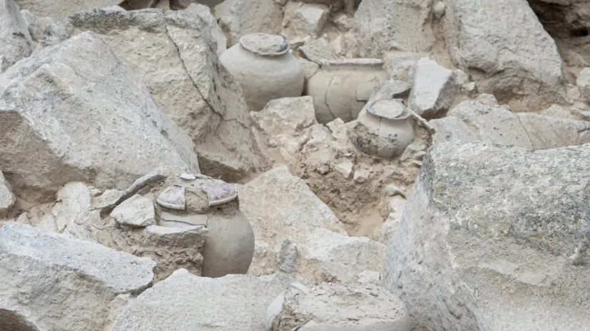 Pochówki w urnach odkryte podczas badań w 2025 roku. (Fot. Adrian Chlebowski/CAŚ UW)