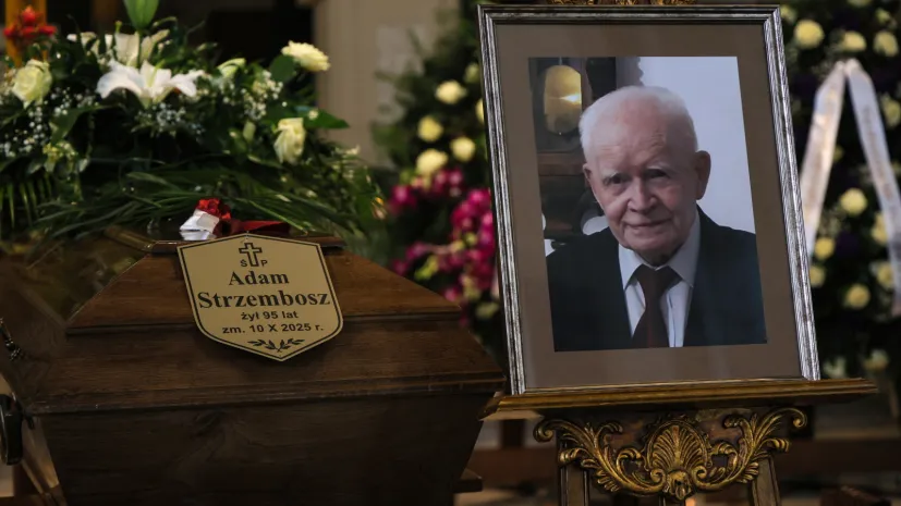 Warszawa, 22.10.2025. Uroczystości pogrzebowe profesora Adama Strzembosza w Konkatedrze Matki Bożej Zwycięskiej w Warszawie, 22 bm. Profesor Adam Strzembosz zmarł 10 października, miał 95 lat. (sko) PAP/Rafał Guz