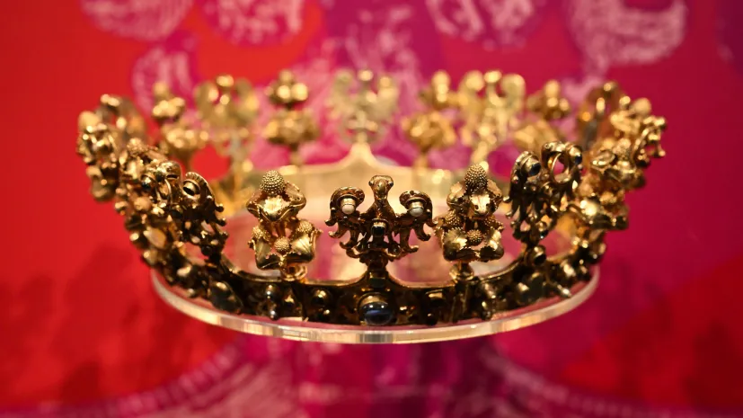 02.10.2025. Królewska korona ślubna z XIV wieku w Muzeum Narodowym we Wrocławiu. PAP/Maciej Kulczyński