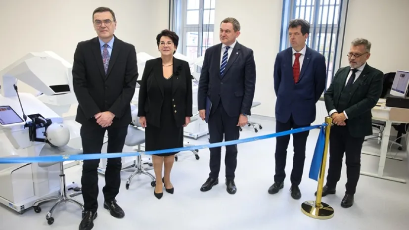 Kraków, 28.10.2025. Od lewej:prorektor Uniwersytetu Jagiellońskiego ds. Collegium Medicum prof. dr hab. Maciej Małecki, pełnomocnik Prorektora Collegium Medicum ds. klinicznych prof. dr hab. Jolanta Pytko-Polończyk, rektor UJ prof. dr hab. Piotr Jedynak, dziekan Wydziału Lekarskiego UJ prof. dr hab. Przemko Kwinta i dyrektor Instytutu Stomatologii WL UJ CM prof. dr hab. n. med. Mariusz Szuta na otwarciu sali symulacyjnej VR w Instytucie Stomatologii CM UJ w Krakowie, 28 bm. Technologia VR pozwala studentom stomatologii doskonalić praktyczne umiejętności w realistycznym środowisku. (mr) PAP/Łukasz Gągulski