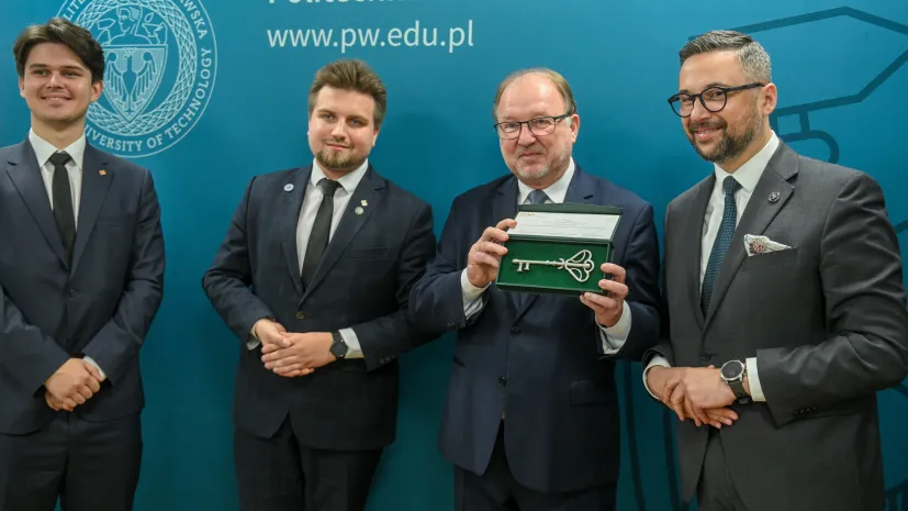 , 30.10.2025. Minister nauki Marcin Kulasek (P), wiceprzewodniczący samorządu studenckiego Bartosz Chmiel (2L) i rektor Politechniki Warszawskiej prof. Krzysztof Zaremba (2P) podczas otwarcia przebudowanego Domu Studenckiego Politechniki Warszawskiej &quot;Pineska&quot; w Warszawie. PAP/Marcin Obara