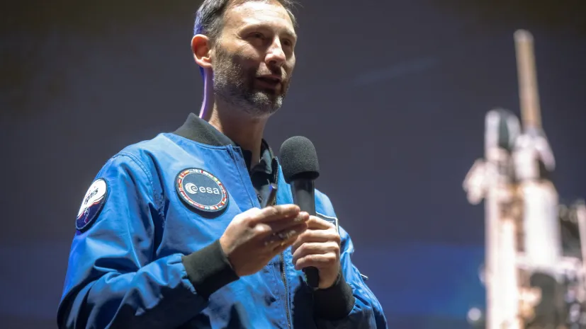 Toruń, 20.11.2025. Polski astronauta projektowy Europejskiej Agencji Kosmicznej Sławosz Uznański-Wiśniewski podczas spotkania w ramach trasy „IGNIS - Polska sięga gwiazd”, 20 bm. na Uniwersytecie Mikołaja Kopernika w Toruniu. PAP/Tytus Żmijewski