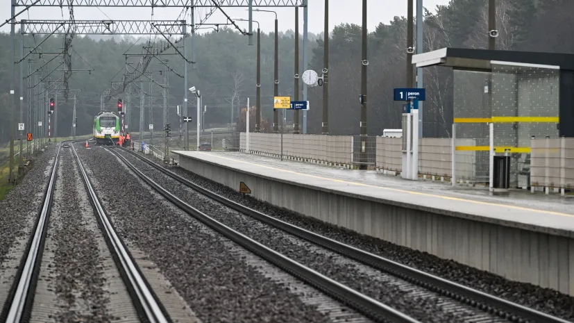 17.11.2025. Działania służb przy zniszczonym fragmencie torowiska na trasie Dęblin-Warszawa przy stacji kolejowej Mika, 17 bm. Premier Donald Tusk ogłosił, że doszło do aktu dywersji; eksplozja ładunku wybuchowego zniszczyła tor kolejowy. PAP/Wojtek Jargiło