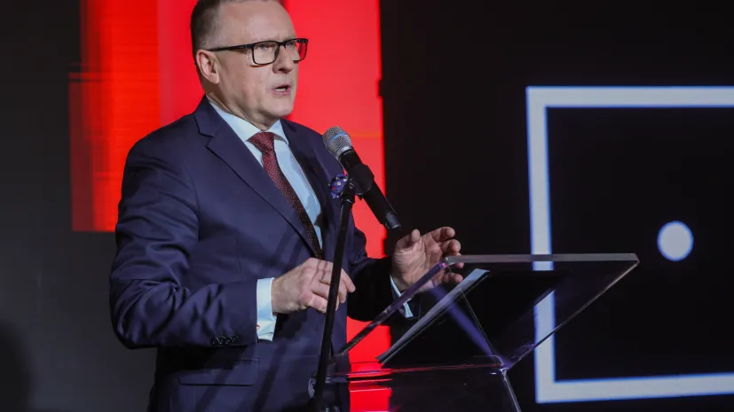 02.12.2025. P.o. prezesa PARP Krzysztof Gulda podczas XXVI Gali Konkursu Polski Produkt Przyszłości w Butelkowni w Centrum Praskim Koneser w Warszawie, 2 bm. Gala organizowana jest przez Polską Agencję Rozwoju Przedsiębiorczości. PAP/Rafał Guz