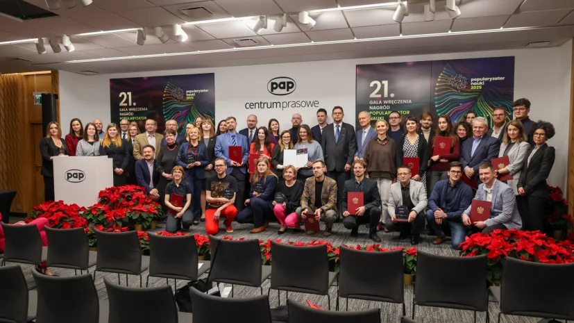 12.12.2025. Uczestnicy gali wręczenia nagród XXI edycji ogólnopolskiego konkursu Popularyzator Nauki, 12 bm. w Centrum Prasowym PAP w Warszawie. Spośród 24 finalistów wyłoniony został zwycięski naukowiec, animator, instytucja, zespół i przedstawiciel mediów, popularyzujący naukę. Kapituła wskazała także laureata nagrody głównej i dwóch wyróżnień. Konkurs Popularyzator Nauki organizowany jest przez serwis Nauka w Polsce, wydawany przez Fundację Polskiej Agencji Prasowej. PAP/Albert Zawada