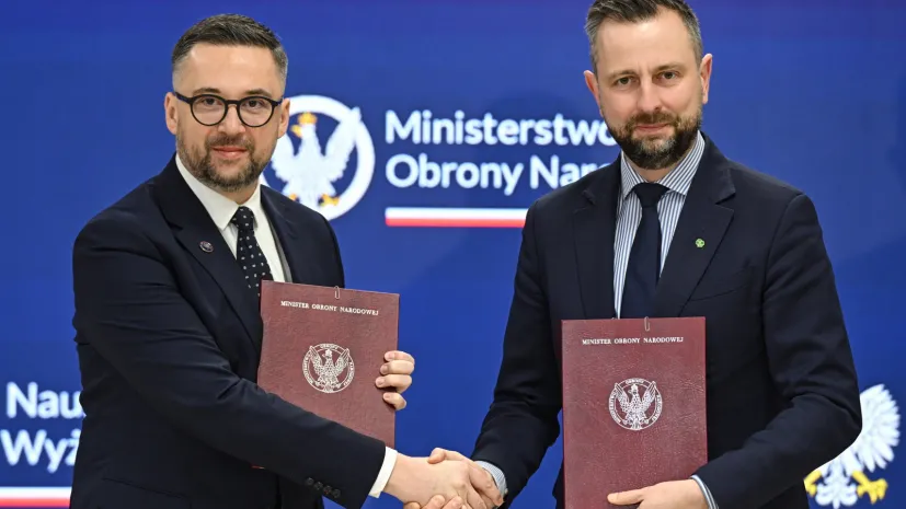 Warszawa, 09.01.2026. Wicepremier, minister obrony narodowej Władysław Kosiniak-Kamysz (P) oraz minister nauki i szkolnictwa wyższego Marcin Kulasek (L) podczas podpisania porozumienia w sprawie realizacji ochotniczego szkolenia wojskowego studentów i absolwentów uczelni wyższych w Szkołach Legii Akademickiej, 9 bm. w siedzibie Wojskowego Centrum Edukacji Obywatelskiej w Warszawie. PAP/Radek Pietruszka