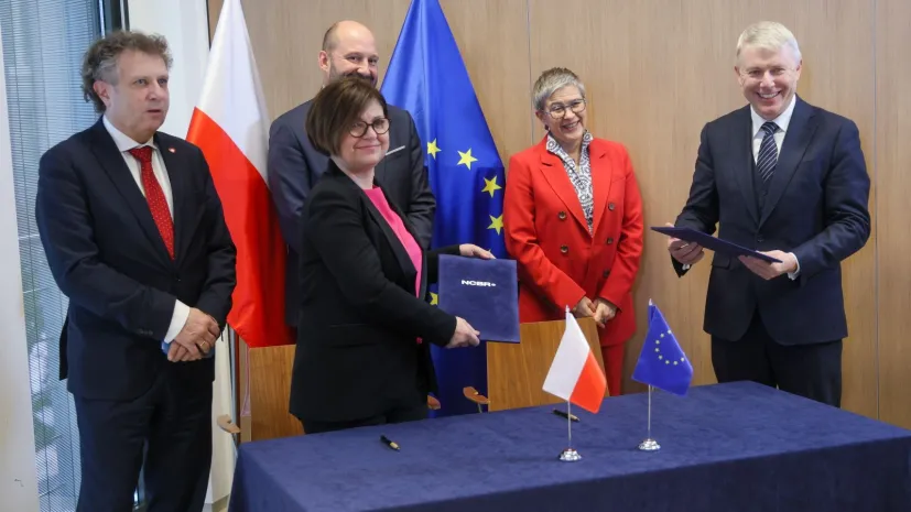 11.02.2026. Wiceminister nauki i szkolnictwa wyższego, prof. dr hab. inż. Maria Mrówczyńska (2P), wiceminister funduszy i polityki regionalnej, dr inż. Jacek Karnowski (L), zastępca dyrektora Przedstawicielstwa Komisji Europejskiej w Polsce Wojciech Wysocki (3L), zastępczyni dyrektora Narodowego Centrum Badań i Rozwoju Bożena Lublińska-Kasprzak (2L) i prezes zarządu Polpharma S.A. Sebastian Szymanek (P) podczas konferencji prasowej w siedzibie Zakładów Farmaceutycznych Polpharma S.A. w Warszawie, 11 bm. Spotkanie dot. podpisania umowy o dofinansowanie pomiędzy NCBR a Polpharma S.A. (ad) PAP/Rafał Guz