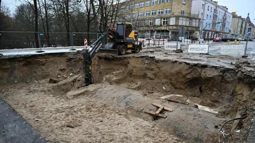 13.02.2026. Na zdjęciu z 12 bm. zabytkowy most odkryty podczas prac modernizacyjnych głównej arterii miejskiej w Koszalinie. Dawny most nad rzeką Dzierżęcinką z II połowy XIX w. został odkryty podczas modernizacji ul. Zwycięstwa, głównej arterii Koszalina. (mr) PAP/Piotr Kowala