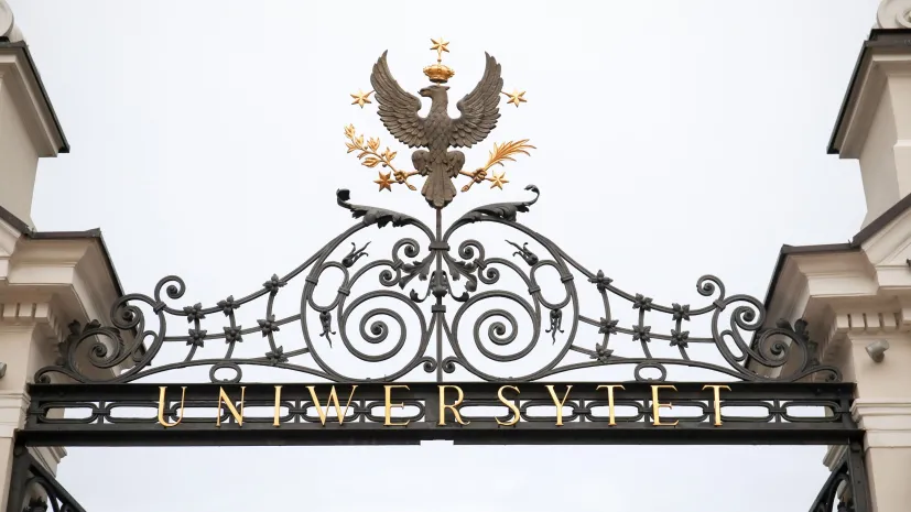 Warszawa, 15.02.2024. Brama główna Uniwersytetu Warszawskiego.  PAP/ Albert Zawada