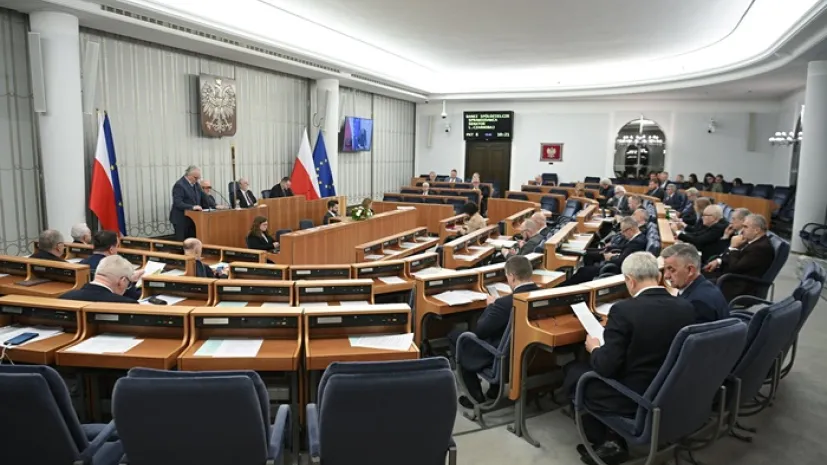 Senatorowie na sali obrad Senatu w Warszawie (ad) PAP/Marcin Obara