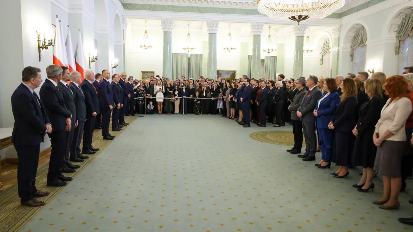 Warszawa, 25.02.2026. Prezydent RP Karol Nawrocki (7L) podczas uroczystości w Pałacu Prezydenckim w Warszawie, 25 bm. Prezydent Karol Nawrocki wręczył nominacje profesorskie. PAP/Albert Zawada