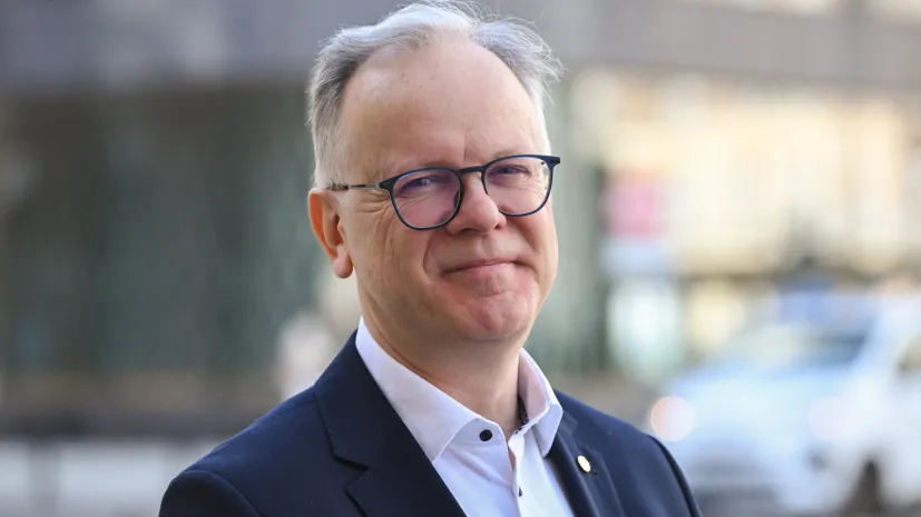 12.03.2026. Na zdjęciu z 10 bm. hydrolog, dyrektor Instytutu Geofizyki PAN prof. Paweł Rowiński przed siedzibą Polskiej Agencji Prasowej w Warszawie. Prof. Paweł Rowiński był gościem Studia PAP. PAP/Radek Pietruszka