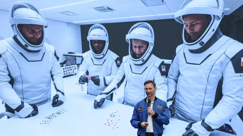 Polski astronauta Sławosz Uznański-Wiśniewski podczas spotkania na Politechnice Warszawskiej (mr) PAP/Paweł Supernak