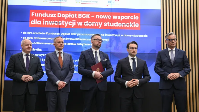 Warszawa, 18.03.2026. Wiceminister rozwoju i technologii Tomasz Lewandowski, prorektor UW ds. studenckich i jakości kształcenia dr hab. Maciej Raś, minister nauki i szkolnictwa wyższego Marcin Kulasek, prezes Banku Gospodarstwa Krajowego Mirosław Czekaj oraz wiceminister nauki i szkolnictwa wyższego Marek Gzik podczas konferencji prasowej w siedzibie MNiSW w Warszawie, 18 bm. Spotkanie dot. uruchomienia wsparcia dla inwestycji w domy studenckie z Funduszu Dopłat Banku Gospodarstwa Krajowego. PAP/Marcin Obara