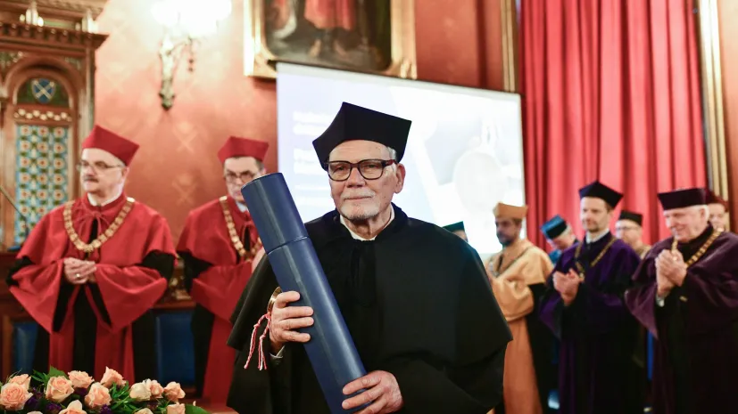 Kraków, 31.03.2026. Prof. dr hab. Marek Safjan (C) odbiera tytuł doktora honoris causa Uniwersytetu Jagiellońskiego w Collegium Novum UJ w Krakowie. PAP/Art Service
