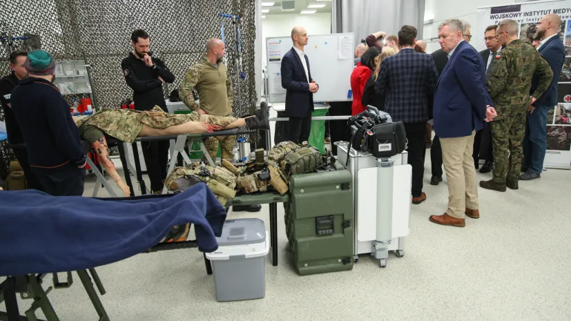 arszawa, 26.03.2026. Fantom szkoleniowy podczas konferencji "Doskonalenie kadr na rzecz wzmocnienia systemu ochrony zdrowia w zakresie reagowania na sytuacje kryzysowe, w tym zagrożenia wojenne" w szpitalu modułowym WIM w Warszawie, 26 bm. Spotkanie dot. szkoleń w zakresie medycyny taktycznej dla cywilnej kadry medycznej i personelu pozamedycznego podmiotów leczniczych. (mr) PAP/Rafał Guz