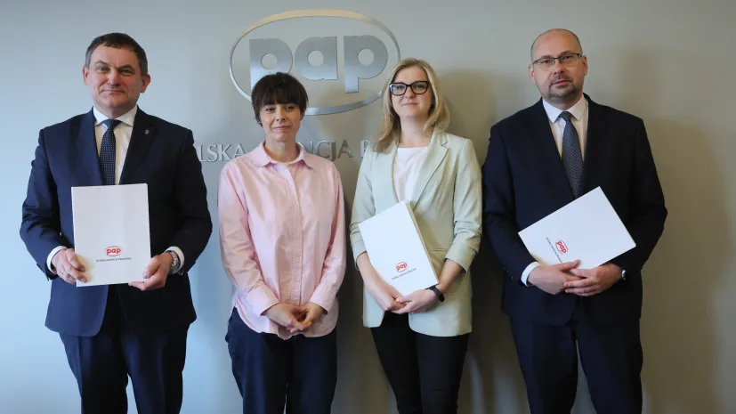 Warszawa, 09.04.2026. Prezes Polskiej Agencji Prasowej Marek Błoński (P), prezes zarządu Fundacji Polskiej Agencji Prasowej Magdalena Chodak (2P), członek zarządu Fundacji Polskiej Agencji Prasowej Magdalena Żuk (2L) i rektor UJ prof. Piotr Jedynak (L) podczas podpisania umowy pomiędzy PAP i Fundacją Polskiej Agencji Prasowej a Uniwersytetem Jagiellońskim, 9 bm. w siedzibie PAP w Warszawie. PAP/Leszek Szymański