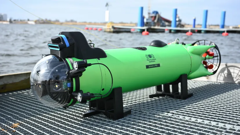 14.04.2026. Pierwsza misja operacyjna prototypu pojazdu inspekcyjnego Pirania, 14 bm. na terenie przystani żeglarskiej Politechniki Gdańskiej w Gdańsku Sobieszewie. Wydarzenie zorganizowały Politechnika Gdańska i RADMOR S.A. W ciągu pięciu miesięcy, od zarysowania idei, przez projektowanie, po realizację, powstał w pełni funkcjonalny prototyp pojazdu inspekcyjnego, odpowiadający na potrzeby operatorów infrastruktury krytycznej oraz służb mundurowych. (mr) PAP/Adam Warżawa