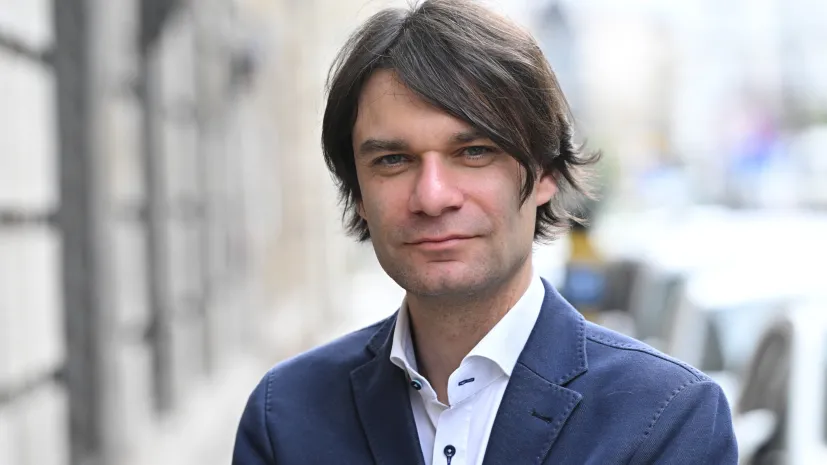 17.04.2026. Na zdjęciu z 10 bm. biolog medyczny i środowiskowy z Uniwersytetu Medycznego w Poznaniu dr hab. Piotr Rzymski przed siedzibą Polskiej Agencji Prasowej w Warszawie. Piotr Rzymski był gościem Studia PAP.  PAP/Radek Pietruszka