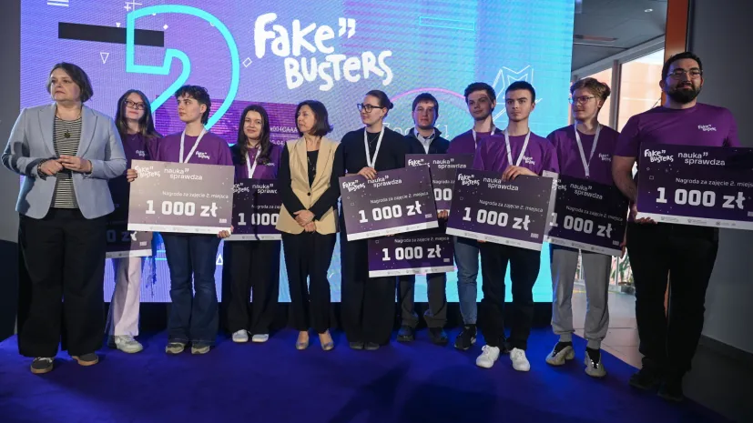 Warszawa, 20.04.2026. Wiceminister nauki i szkolnictwa wyższego dr Karolina Zioło-Pużuk (L) z laureatami wyróżnień podczas gali finałowej studenckiego konkursu Fake Busters, 20 bm. na Wydziale Fizyki Uniwersytetu Warszawskiego. Wydarzenie organizowane było przez Centrum Współpracy i Dialogu UW. (amb) PAP/Marcin Obara