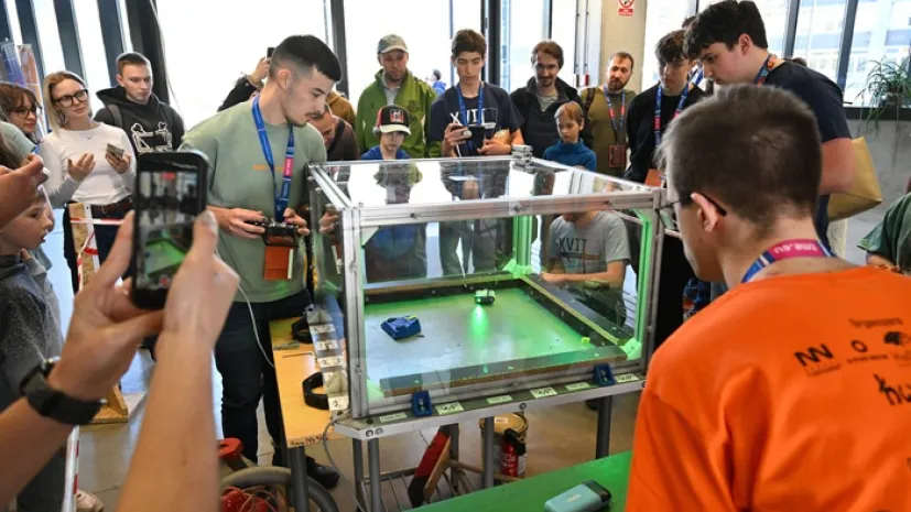 Wrocław, 25.04.2026. Międzynarodowe zawody robotów Robotic Arena na Politechnice Wrocławskiej. W XVII edycji zawodów bierze udział blisko 300 robotów, rywalizujących w 17 konkurencjach. PAP/Maciej Kulczyński