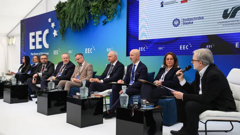 Katowice, 22.04.2026. Minister nauki i szkolnictwa wyższego Marcin Kulasek (3L), rektor Akademii WSB prof. Zdzisława Dacko-Pikiewicz (L), rektor Uniwersytetu Śląskiego w Katowicach prof. Ryszard Koziołek (2L), dyrektor Narodowego Centrum Badań i Rozwoju prof. Jerzy Małachowski (4L), prorektor ds. kształcenia Akademii Górniczo-Hutniczej im. Stanisława Staszica w Krakowie prof. Krzysztof Mendrok (5L), rektor Politechniki Śląskiej prof. Marek Pawełczyk (4P), dziennikarz naukowy Tomasz Rożek (3P), prezeska Fundacji Kobiety Nauki Marta Du Vall (2P) oraz moderator Jacek Ziarno (P) w dyskusji "Green Planet 2" w ramach Europejskiego Kongresu Gospodarczego w Katowicach, 22 bm. XVIII EKG odbywa się pod hasłem „The Power of Dialogue. Siła dialogu”. PAP/Jarek Praszkiewicz