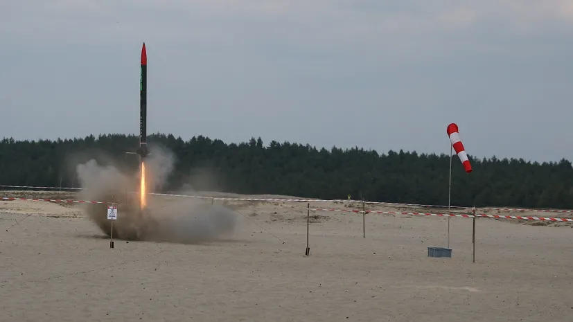 Chechło, 19.04.2026. Finał konkursu naukowego CanSat 2026 dla uczniów szkół ponadpodstawowych na Pustyni Błędowskiej . Fot.  PAP/Łukasz Gągulski