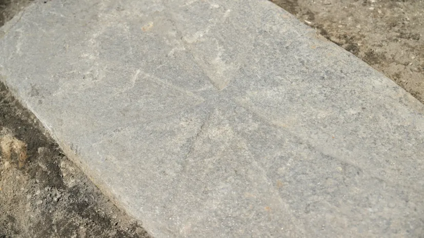 20.05.2026. Płyta nagrobna odkryta z XIII wieku prezentowana w Gdańsku, 20 bm. Archeolodzy natrafili na artefakt w trakcie wykopalisk prowadzonych w miejscu, w którym kiedyś działała kultowa gdańska lodziarnia Miś. (aldg) PAP/Adam Warżawa