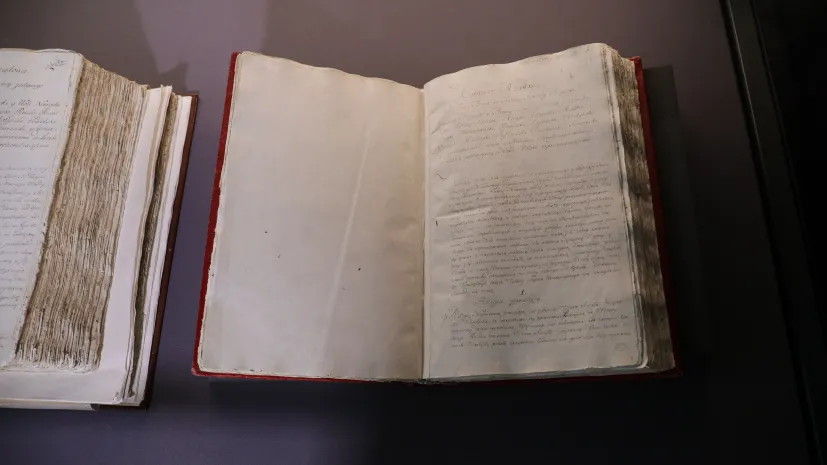 Warszawa, 26.04.2023. Ostatni istniejący papierowy egzemplarz Konstytucji 3 maja prezentowany w Archiwum Głównym Akt Dawnych. Fot. PAP/Albert Zawada