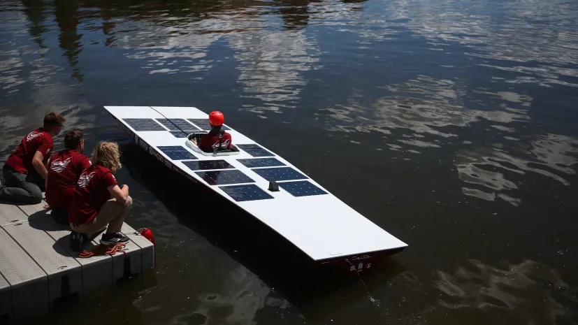 Kraków, 28.05.2026. Wodowanie najnowszej łodzi solarnej zespołu AGH Solar Boat o nazwie „Delta” przy Bulwarze Czerwieńskim w Krakowie, 28 bm. 6-metrowa „Delta” to trzecia łódź solarna w historii koła. (jm) PAP/Łukasz Gągulski