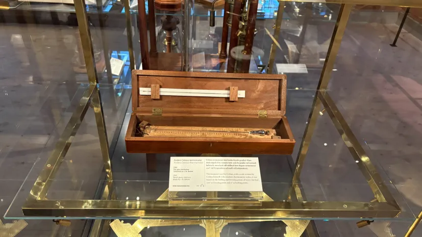 Uppsali, Szwecja, 30.06.2026. Pierwszy termometr Szweda Andersa Celsjusza z 1742 roku w Muzeum Gustavianum w Uppsali. PAP/Daniel Zyśk